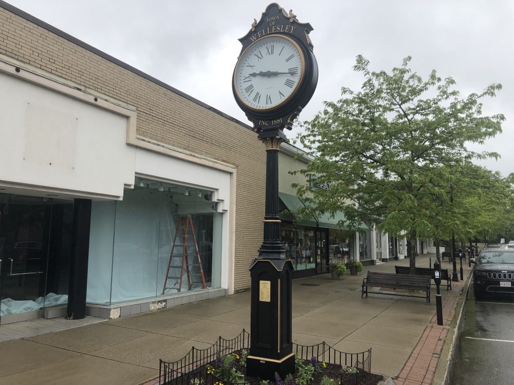 wellesley square clock gap empty