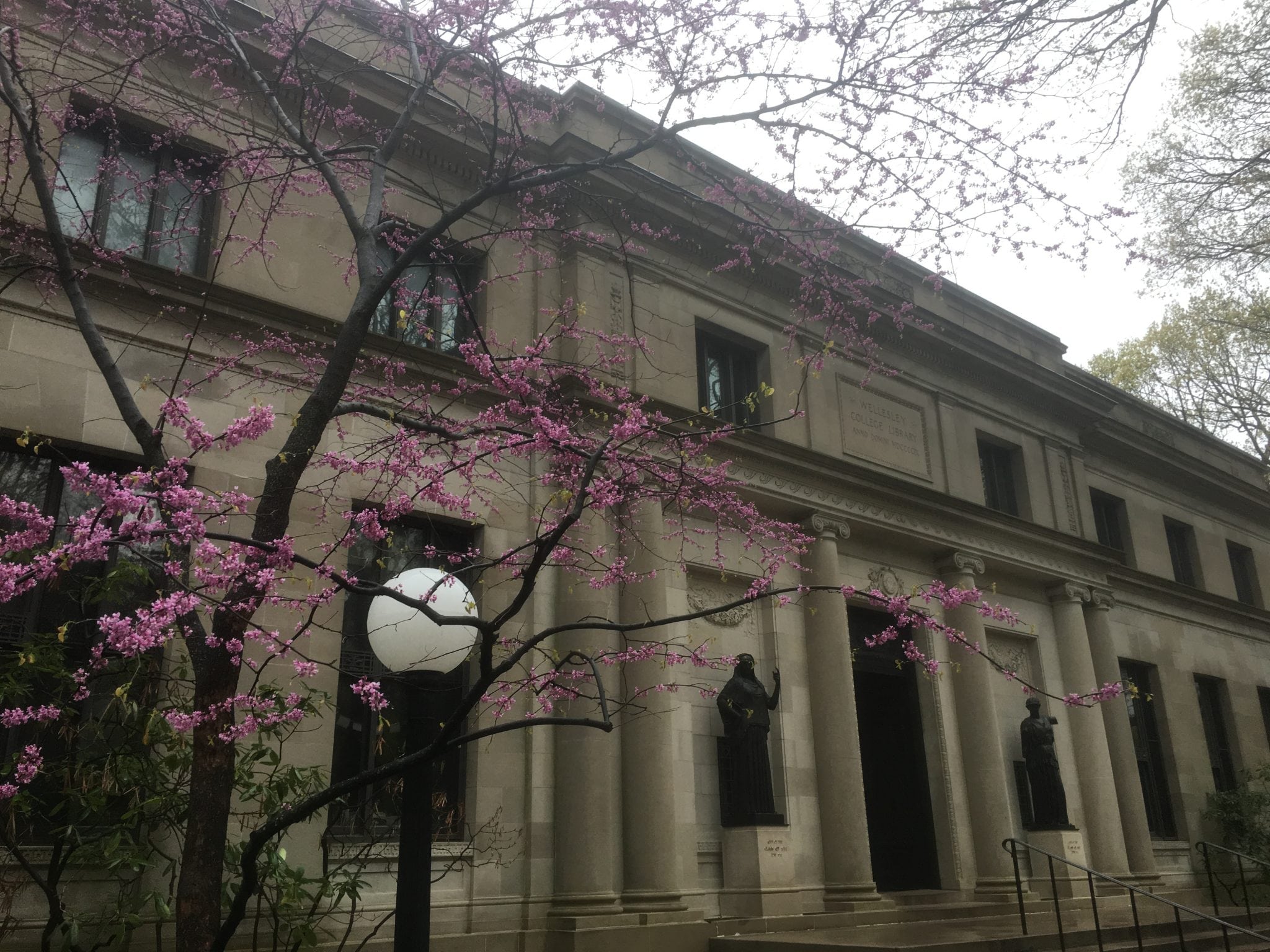 In nonbinding vote, Wellesley College students approve admitting