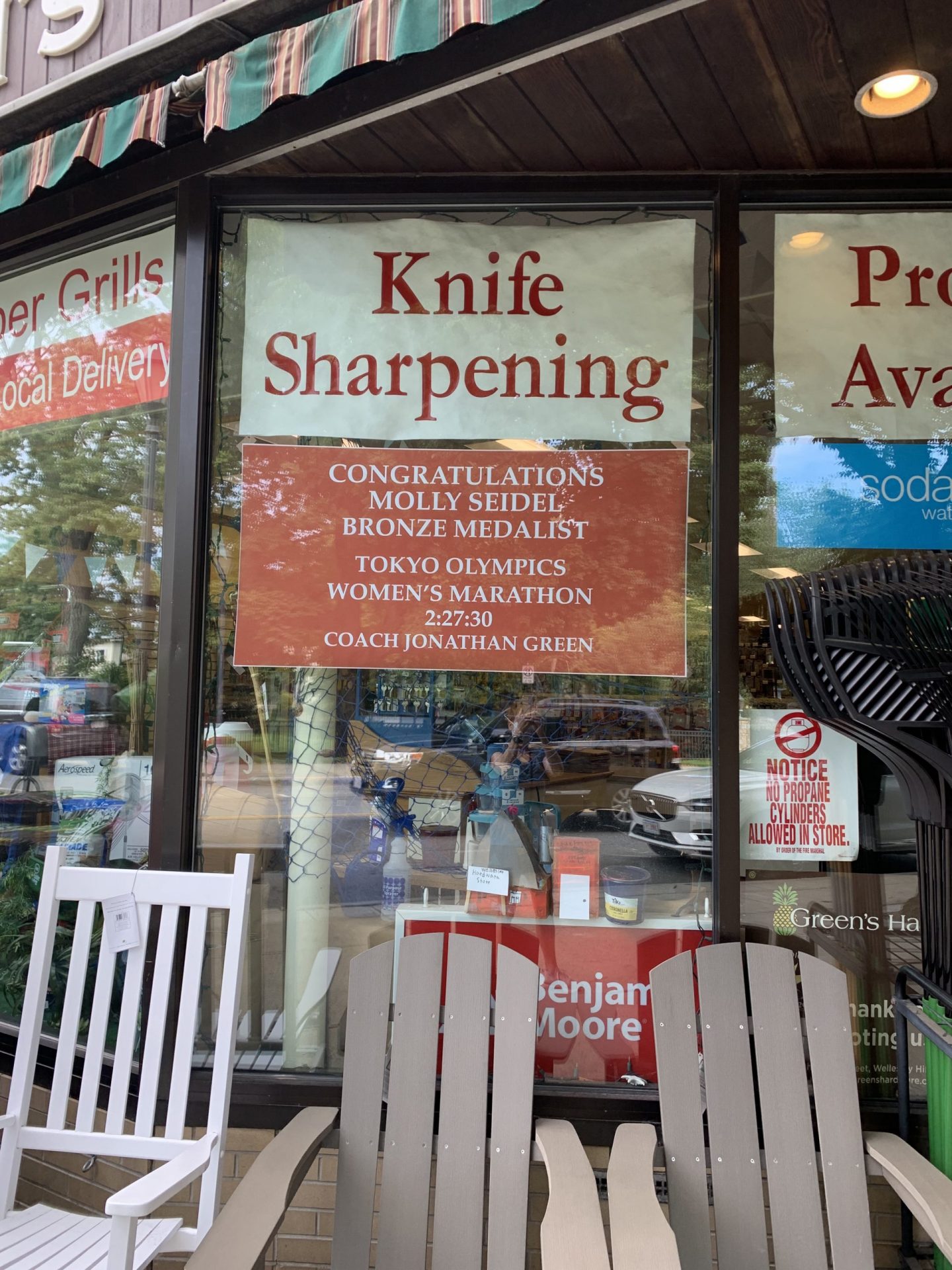 Green's Hardware in Wellesley shows its Olympic pride for marathon