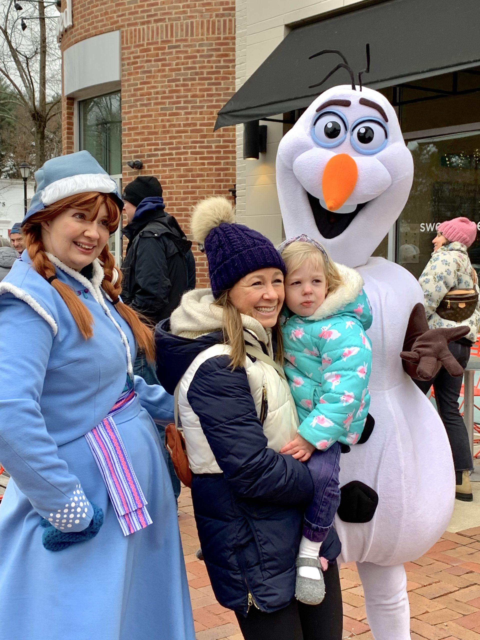 Linden Square Holiday Stroll brings festive fun to Wellesley The